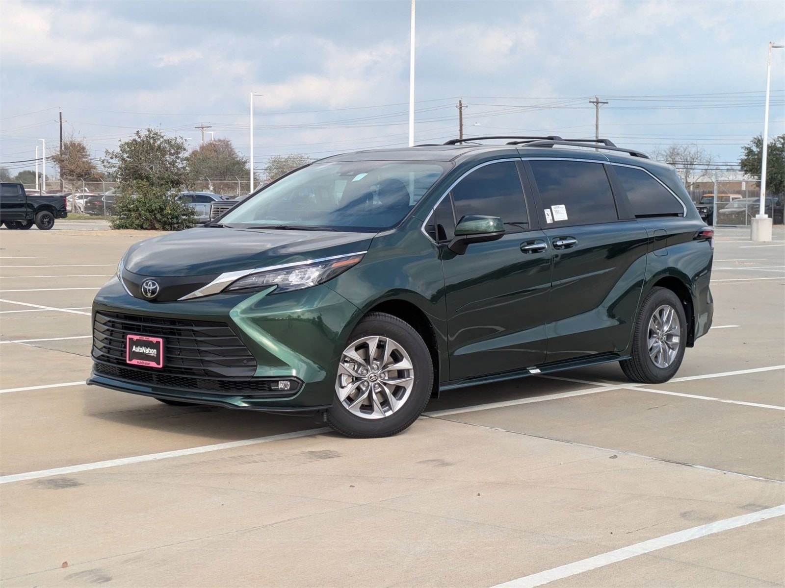 2026 Toyota Sienna XLE's photo