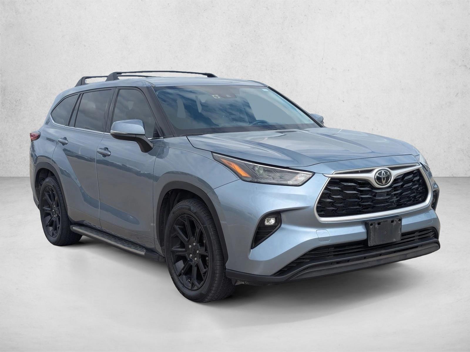 2022 Toyota Highlander LE photo 3