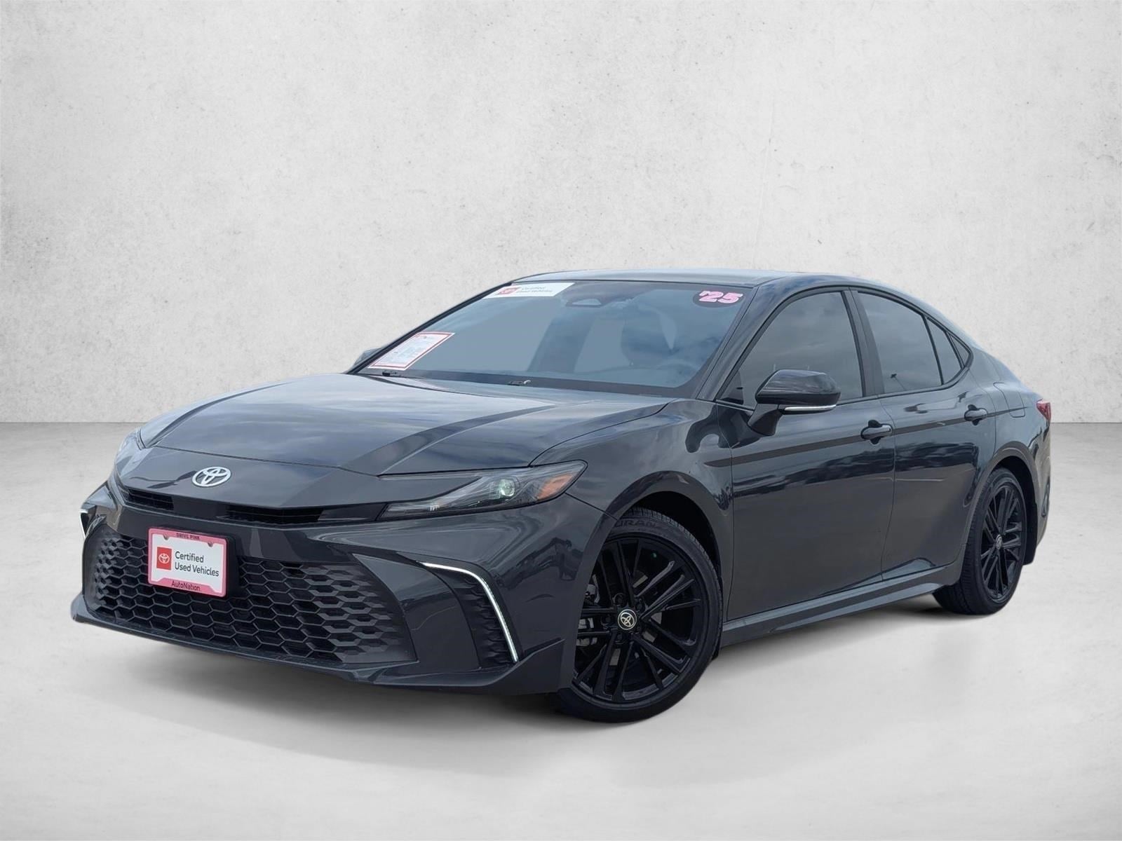2025 Toyota Camry SE's photo