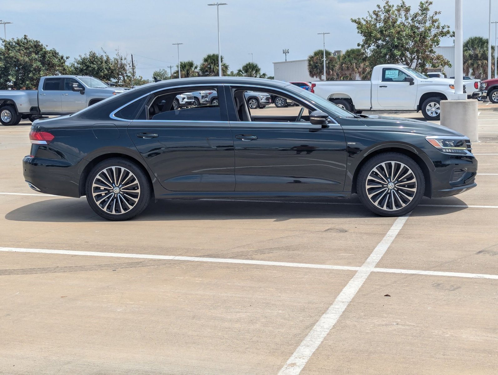 2022 Volkswagen Passat 2.0T Limited photo 4