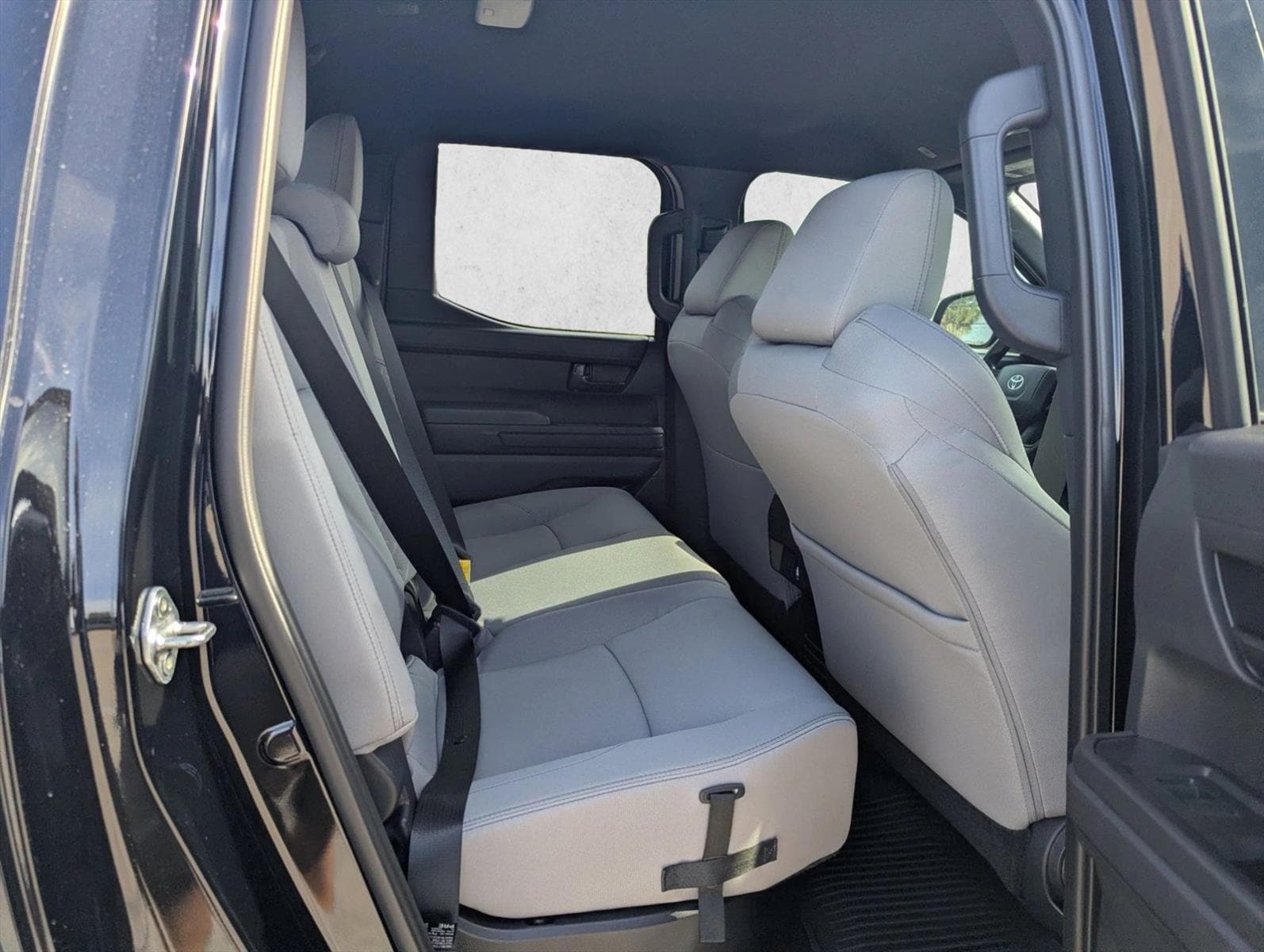2025 Toyota Tacoma SR5 - Photo 17