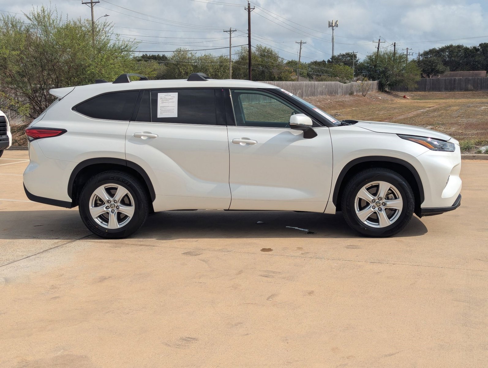 2022 Toyota Highlander LE photo 2