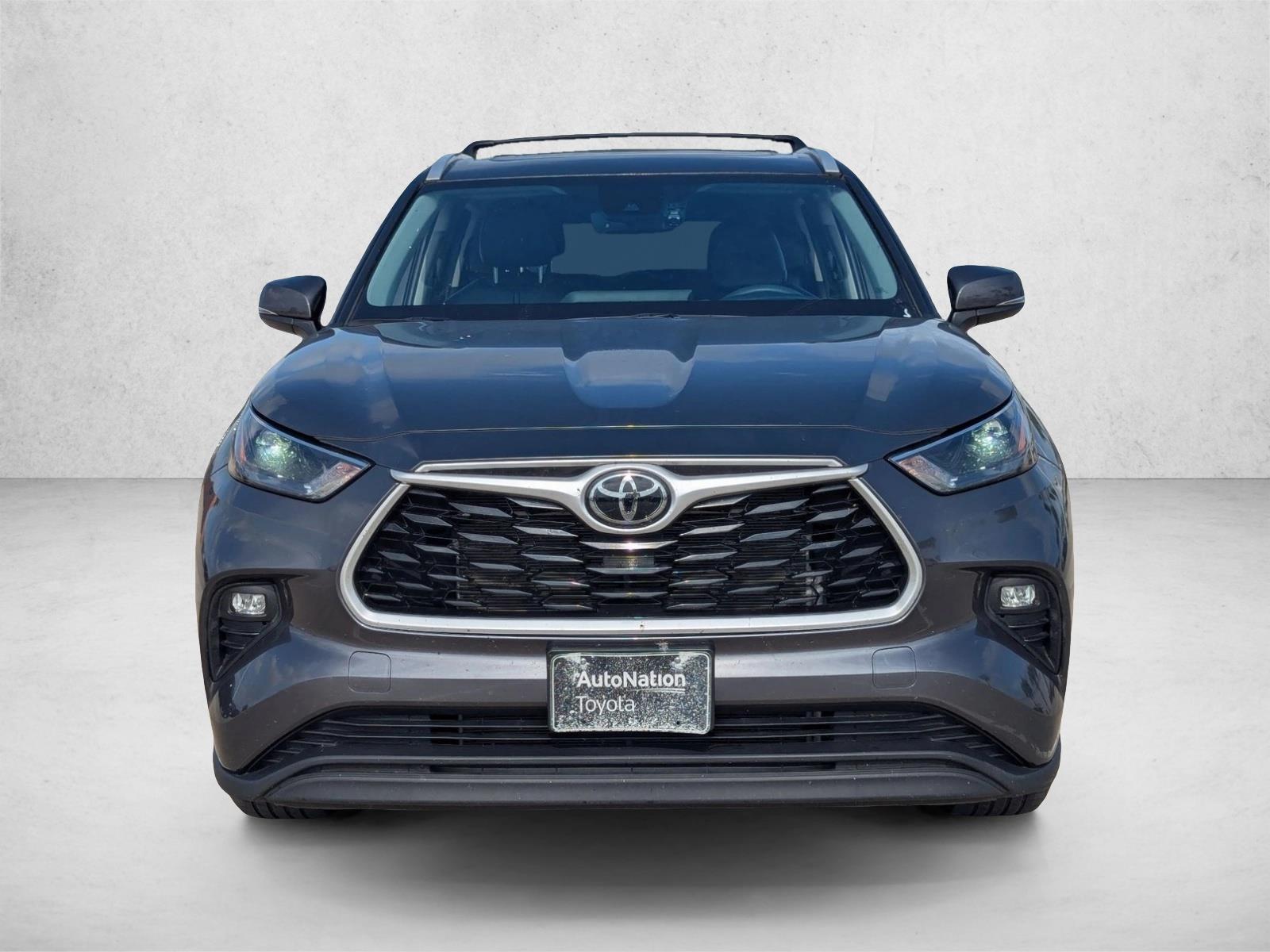 2024 Toyota Highlander XLE photo 2