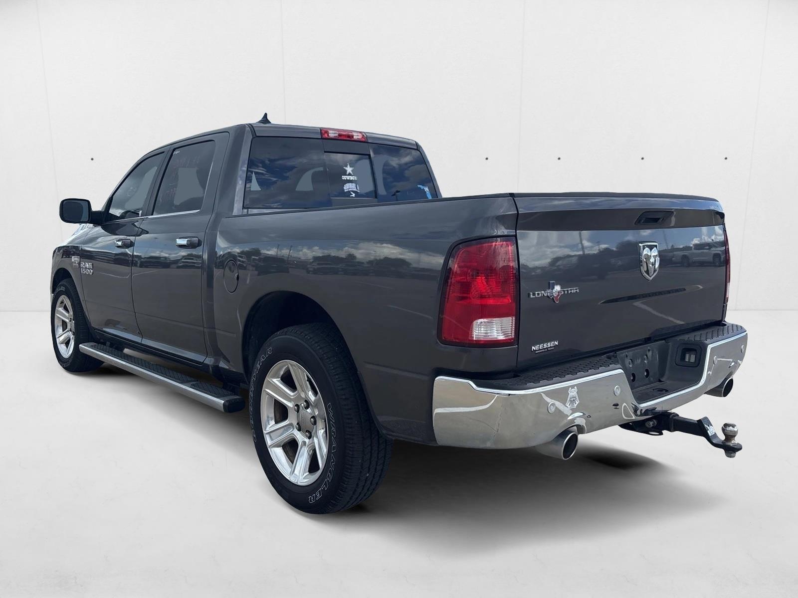 2017 Ram 1500 SLT photo 3