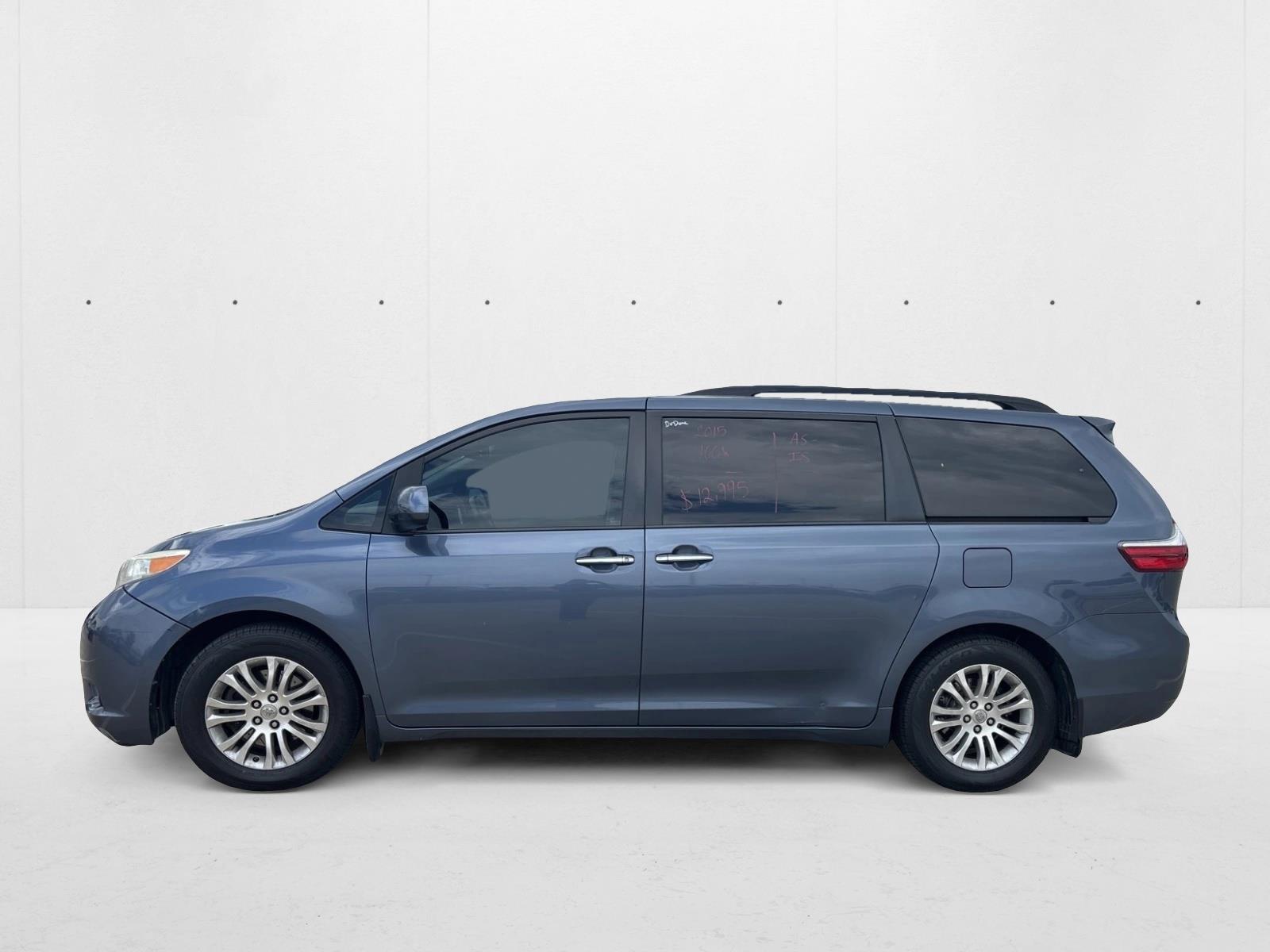 2015 Toyota Sienna XLE photo 2