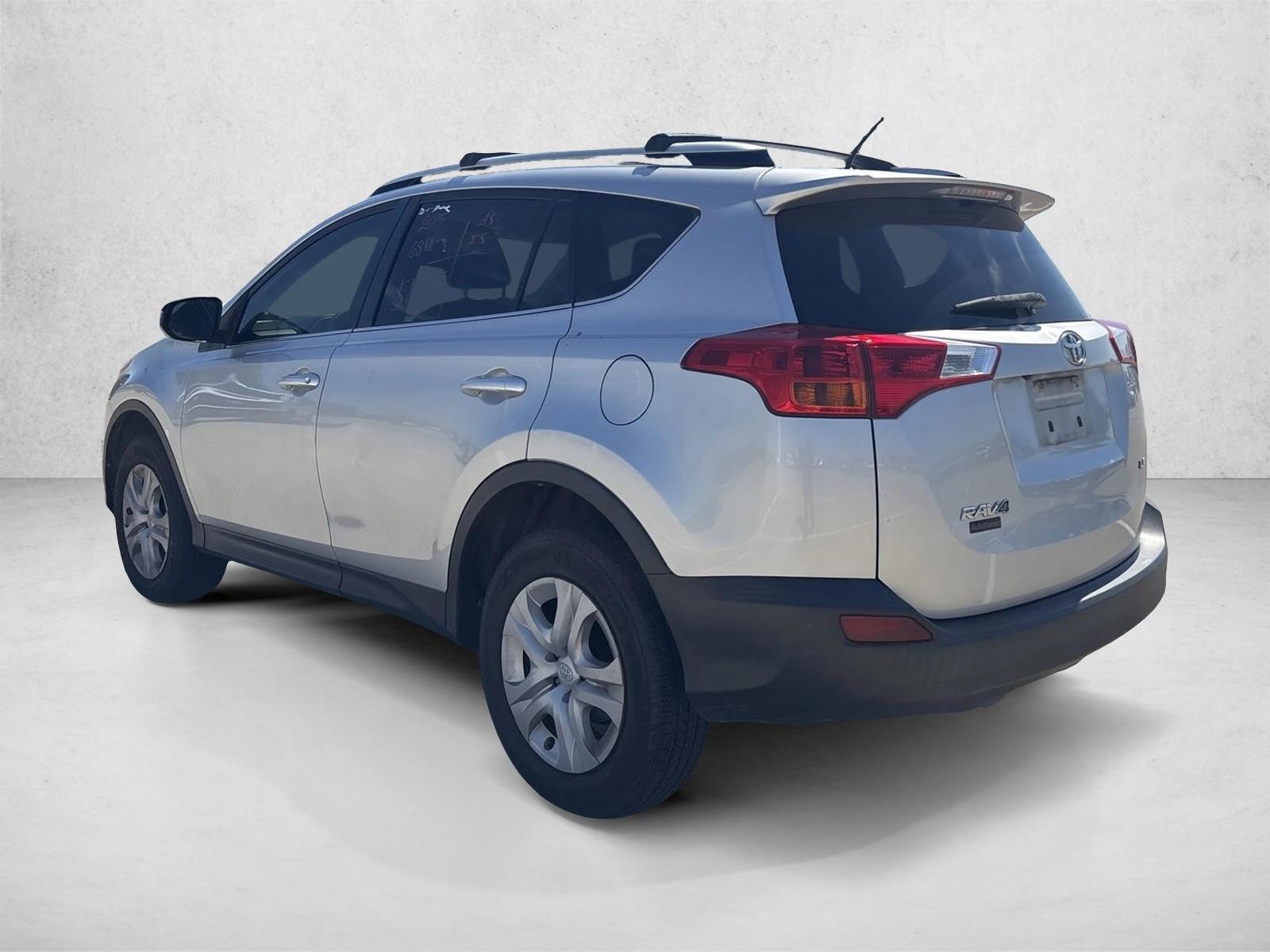 2015 Toyota RAV4 LE photo 3