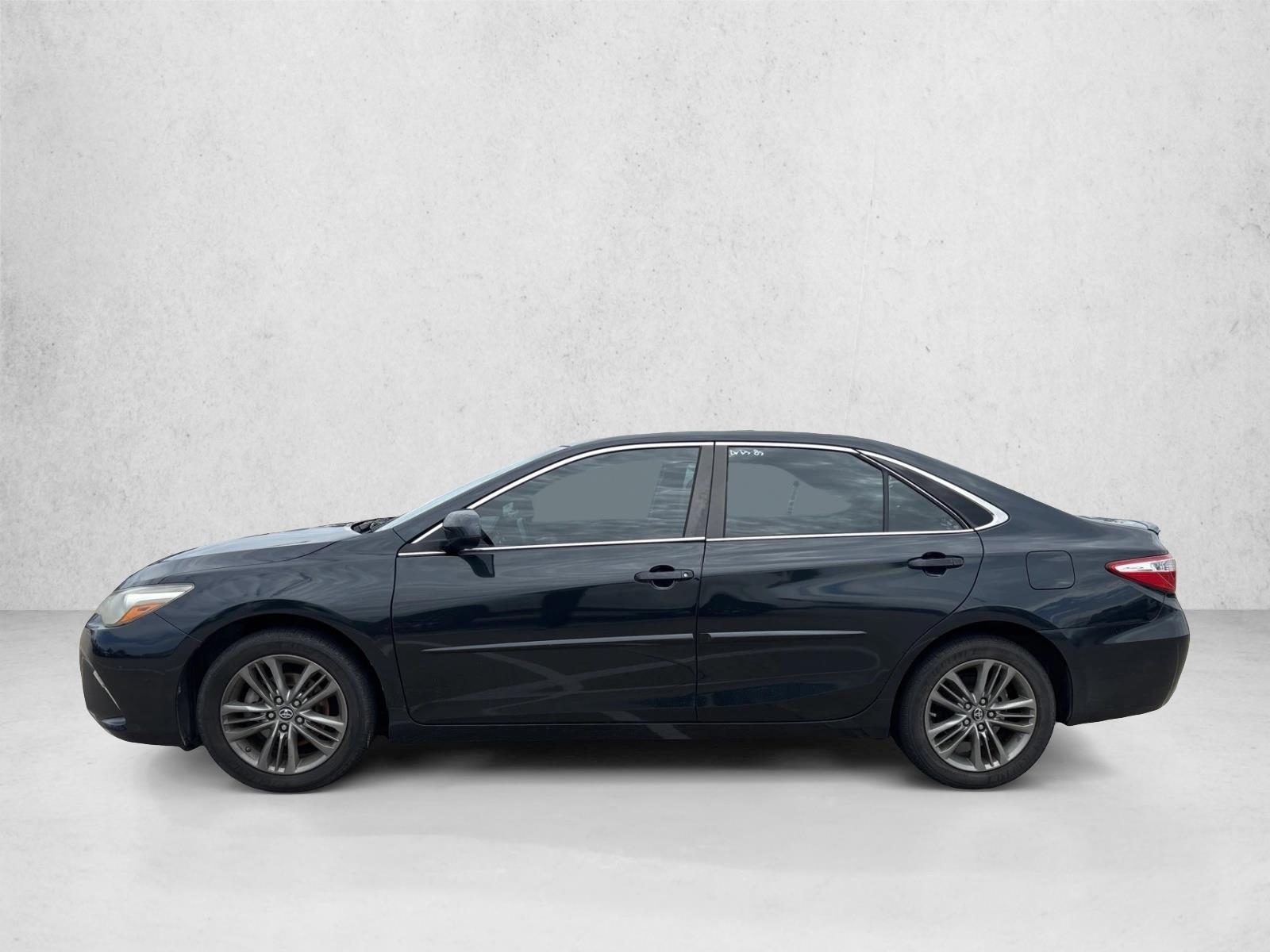 2017 Toyota Camry SE photo 2