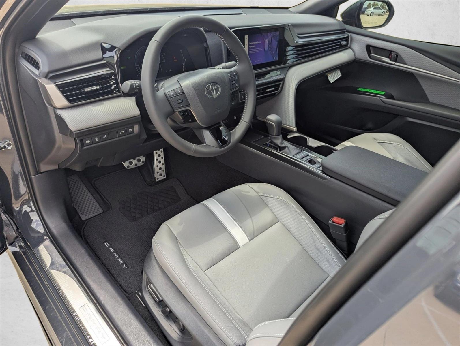 2025 Toyota Camry SE photo 3