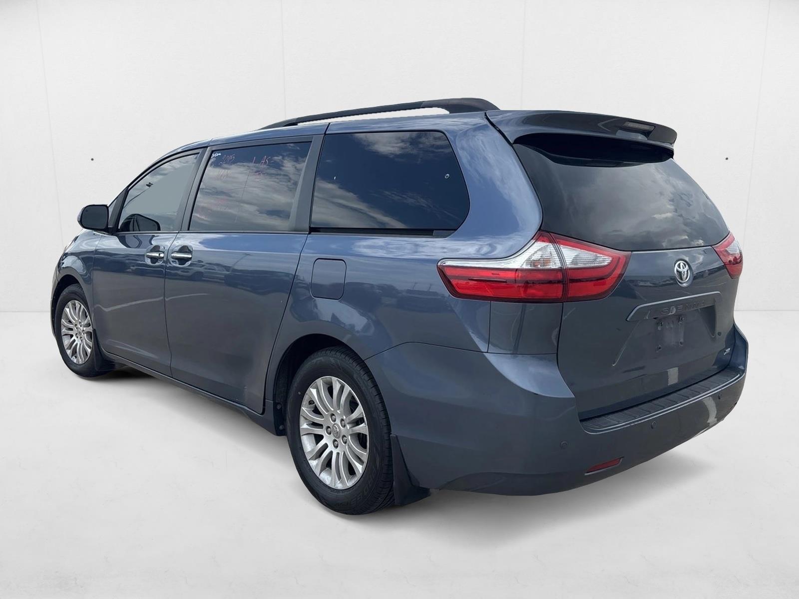 2015 Toyota Sienna XLE photo 3