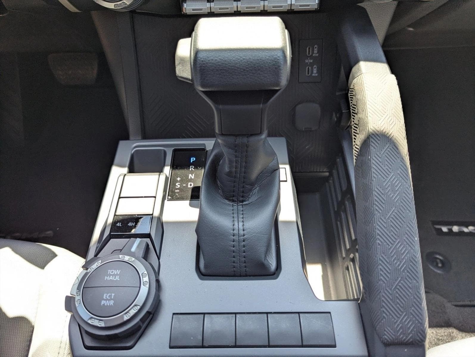 2025 Toyota Tacoma SR5 - Photo 15