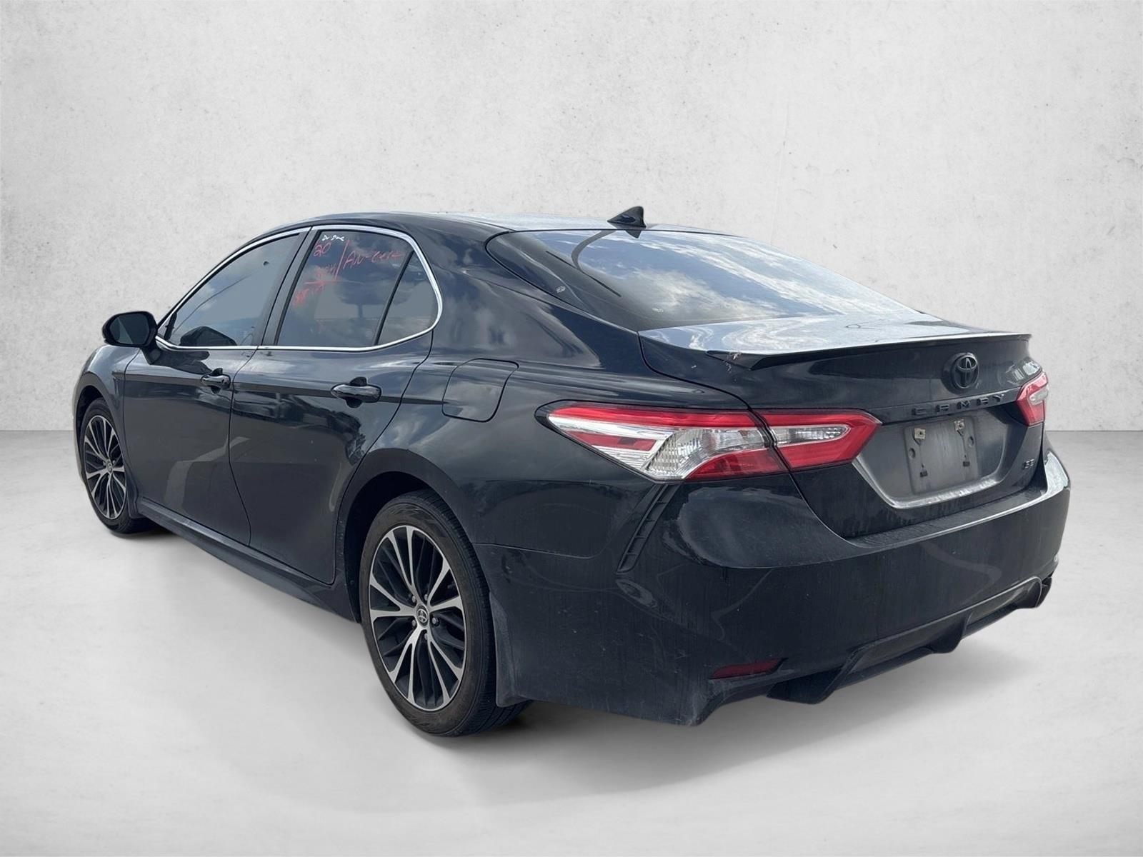 2020 Toyota Camry SE photo 3
