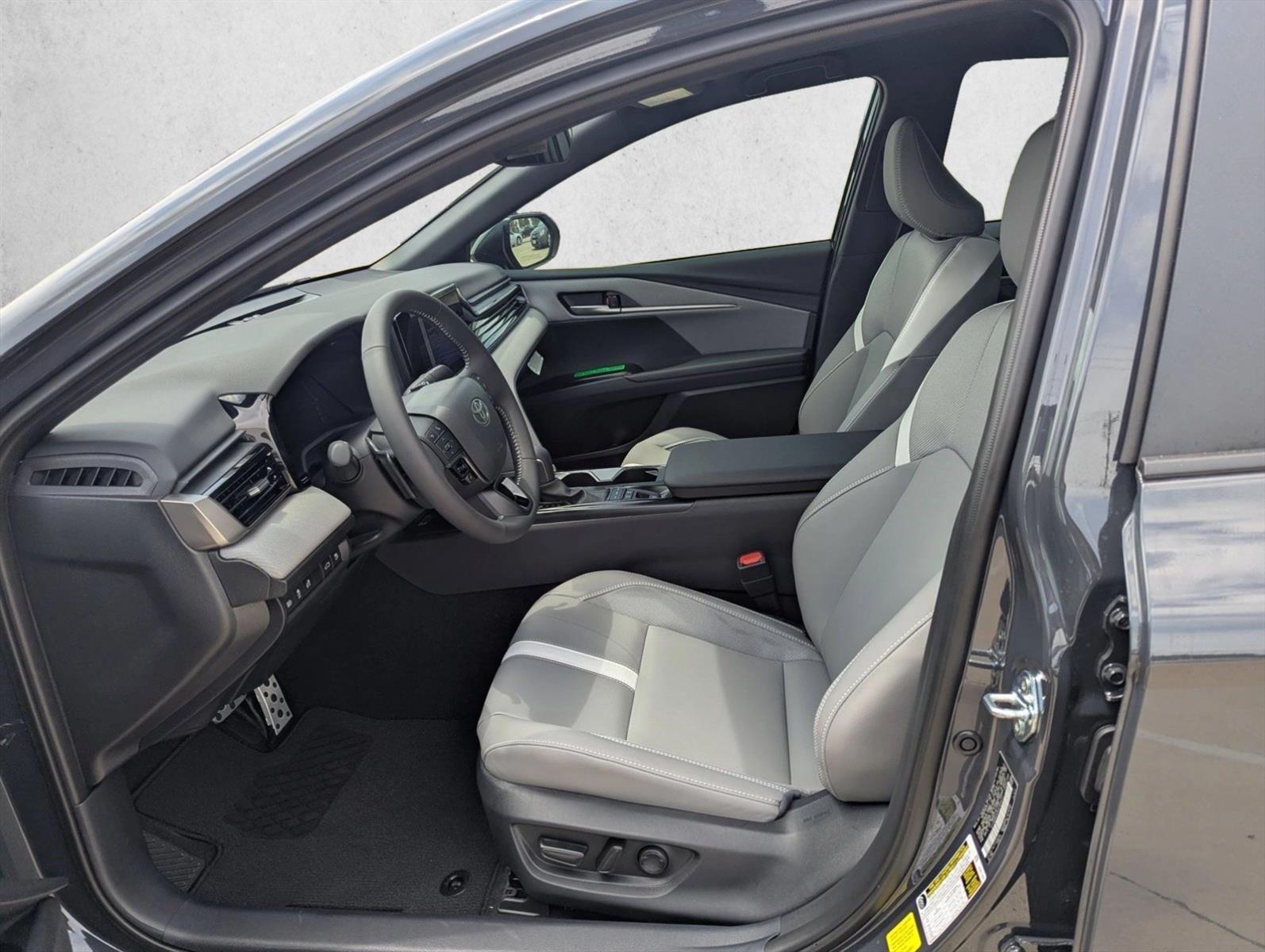 2025 Toyota Camry SE photo 4