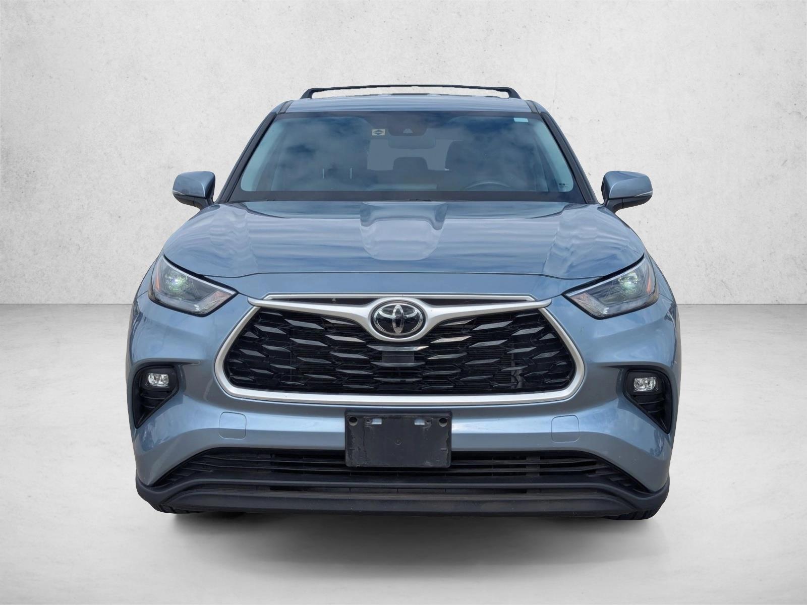 2022 Toyota Highlander LE photo 2
