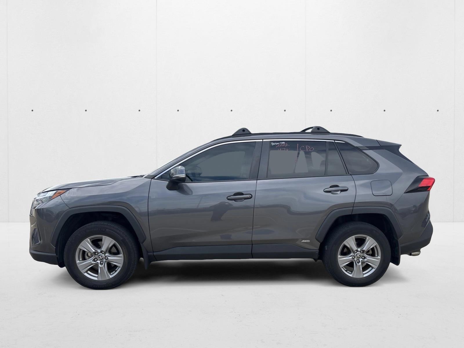 2022 Toyota RAV4 Hybrid XLE photo 2