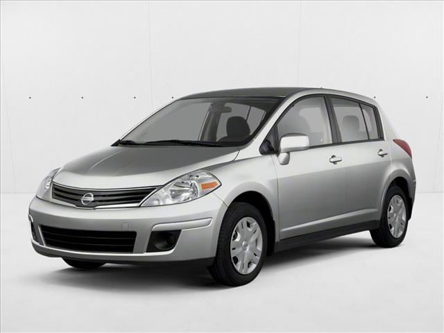 2010 Nissan Versa S's photo