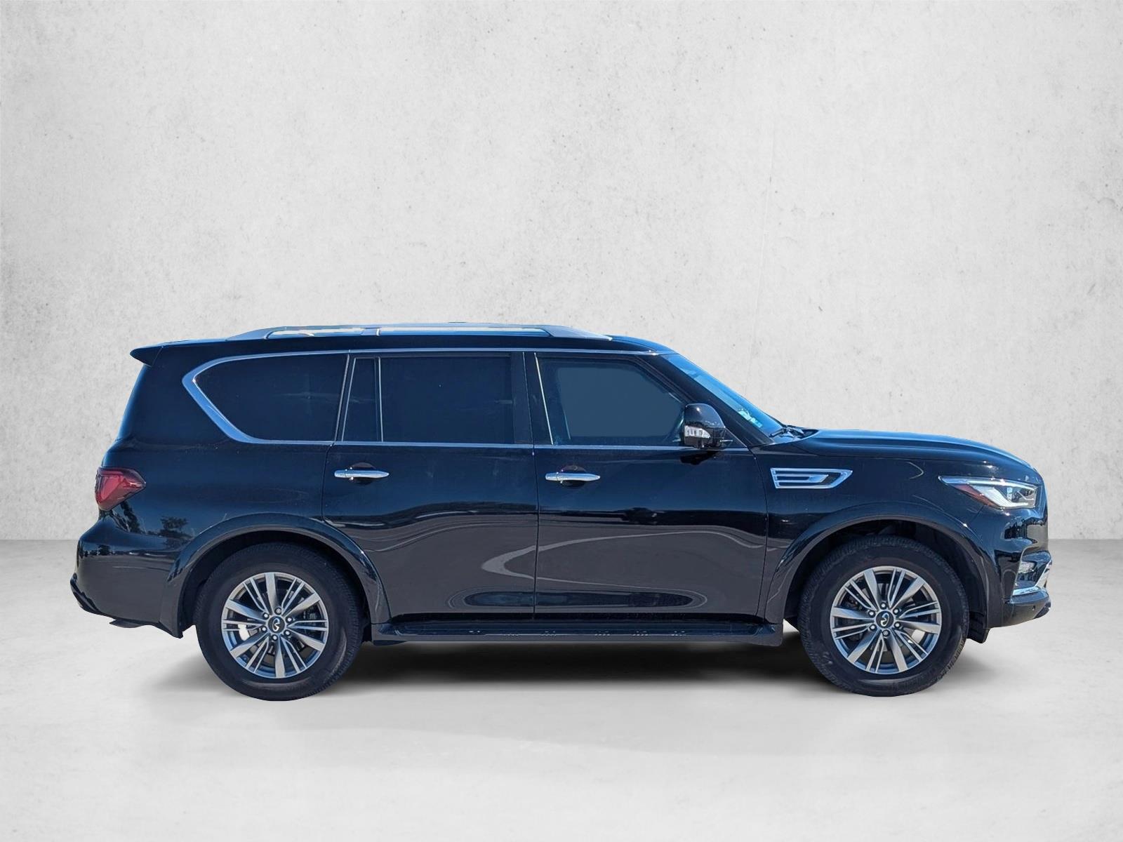 2022 Infiniti QX80 Luxe photo 4