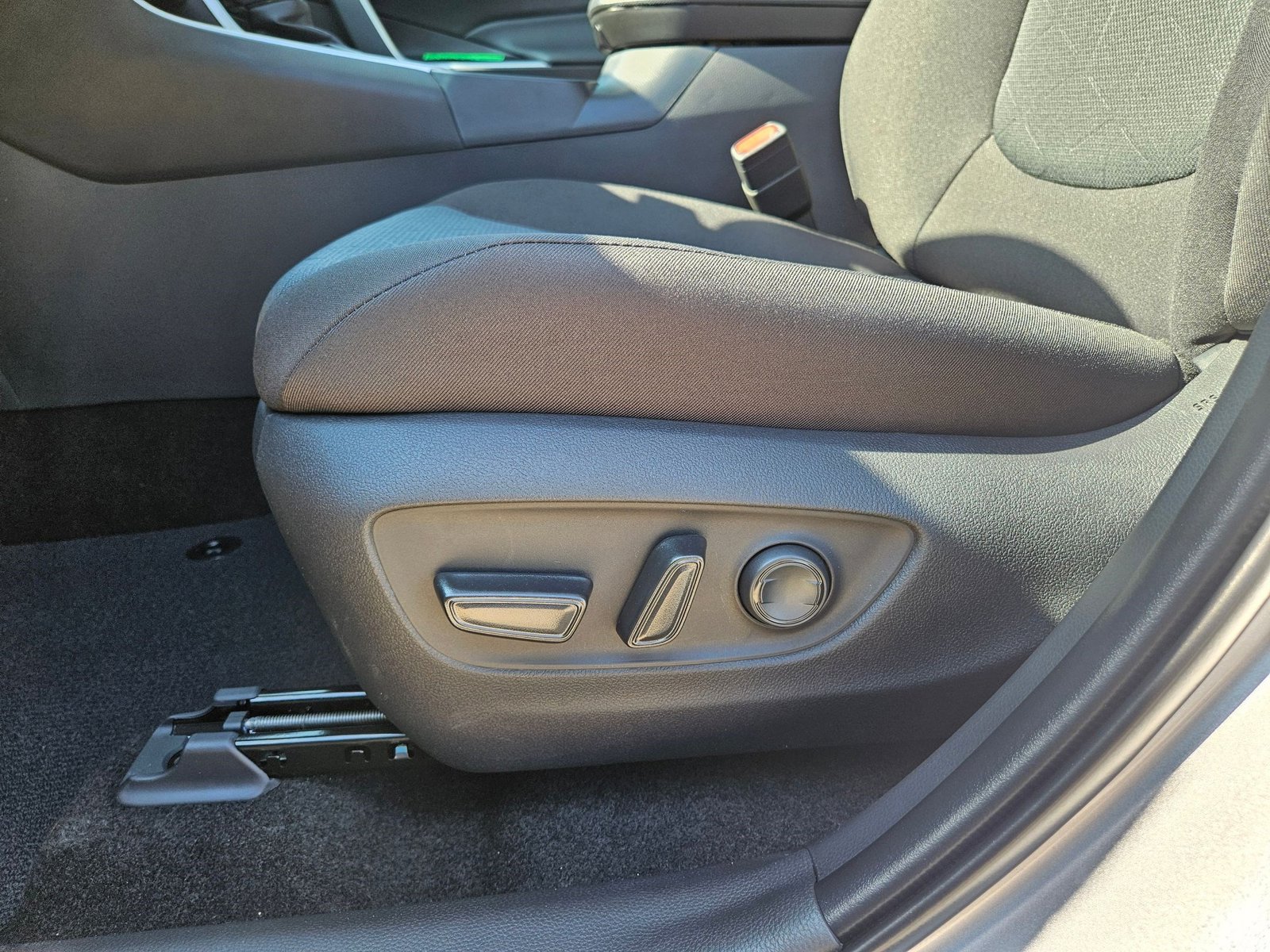 2025 Toyota RAV4 XLE photo 4