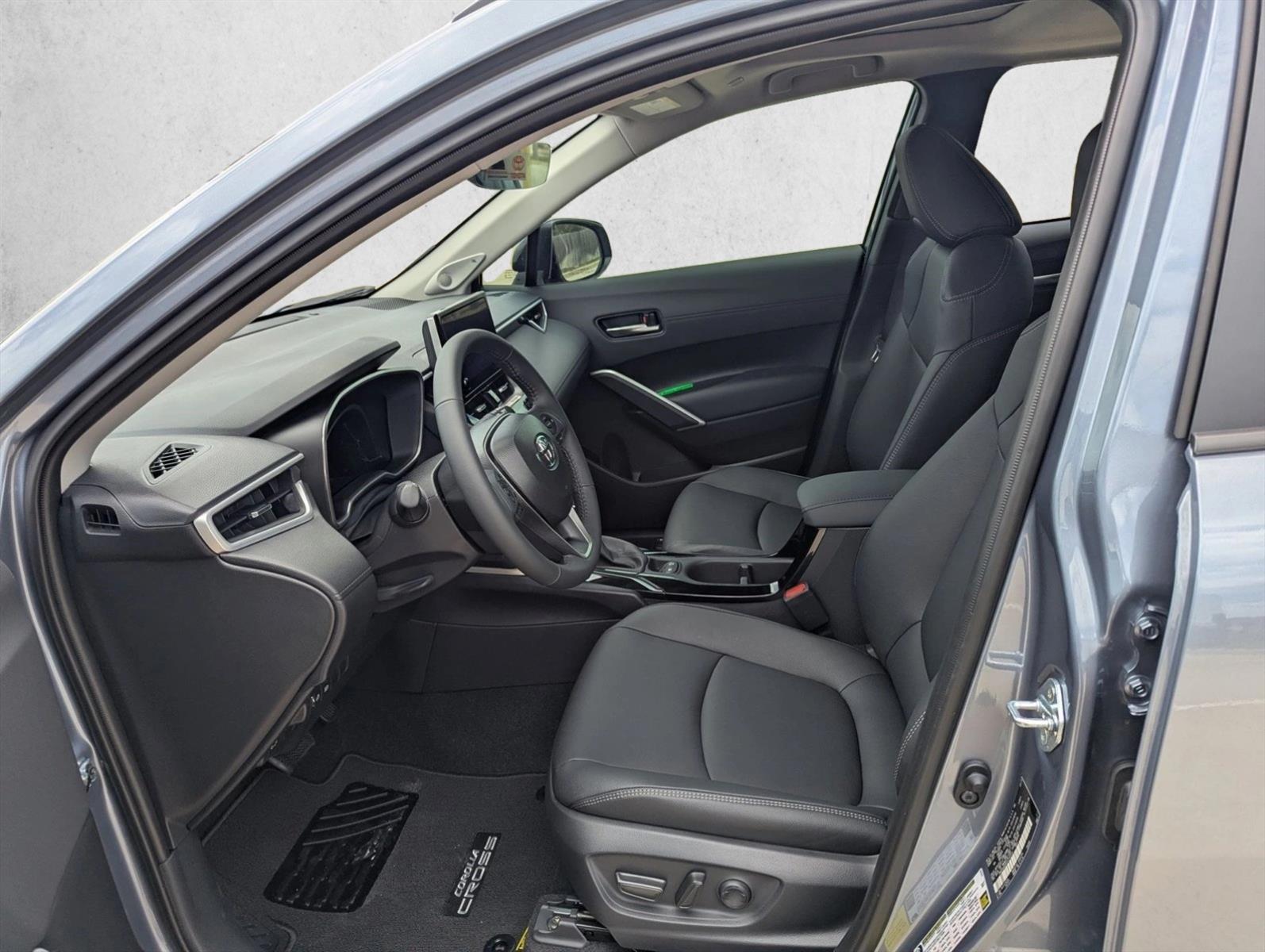 2025 Toyota Corolla Cross XLE photo 4