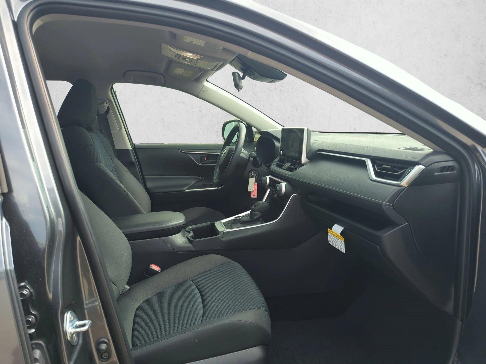 2025 Toyota RAV4 LE - Photo 20