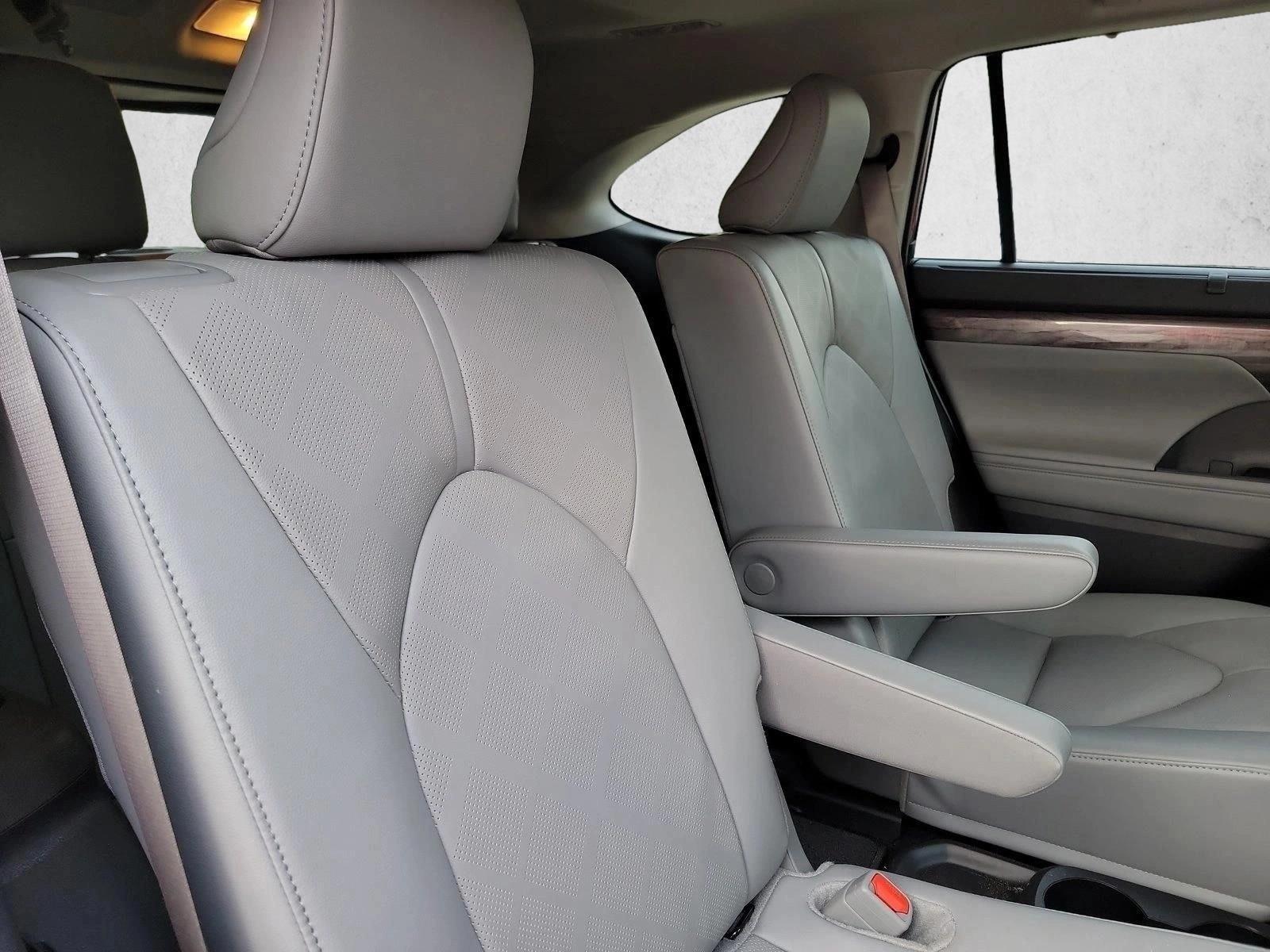 2026 Toyota Highlander Platinum - Photo 13