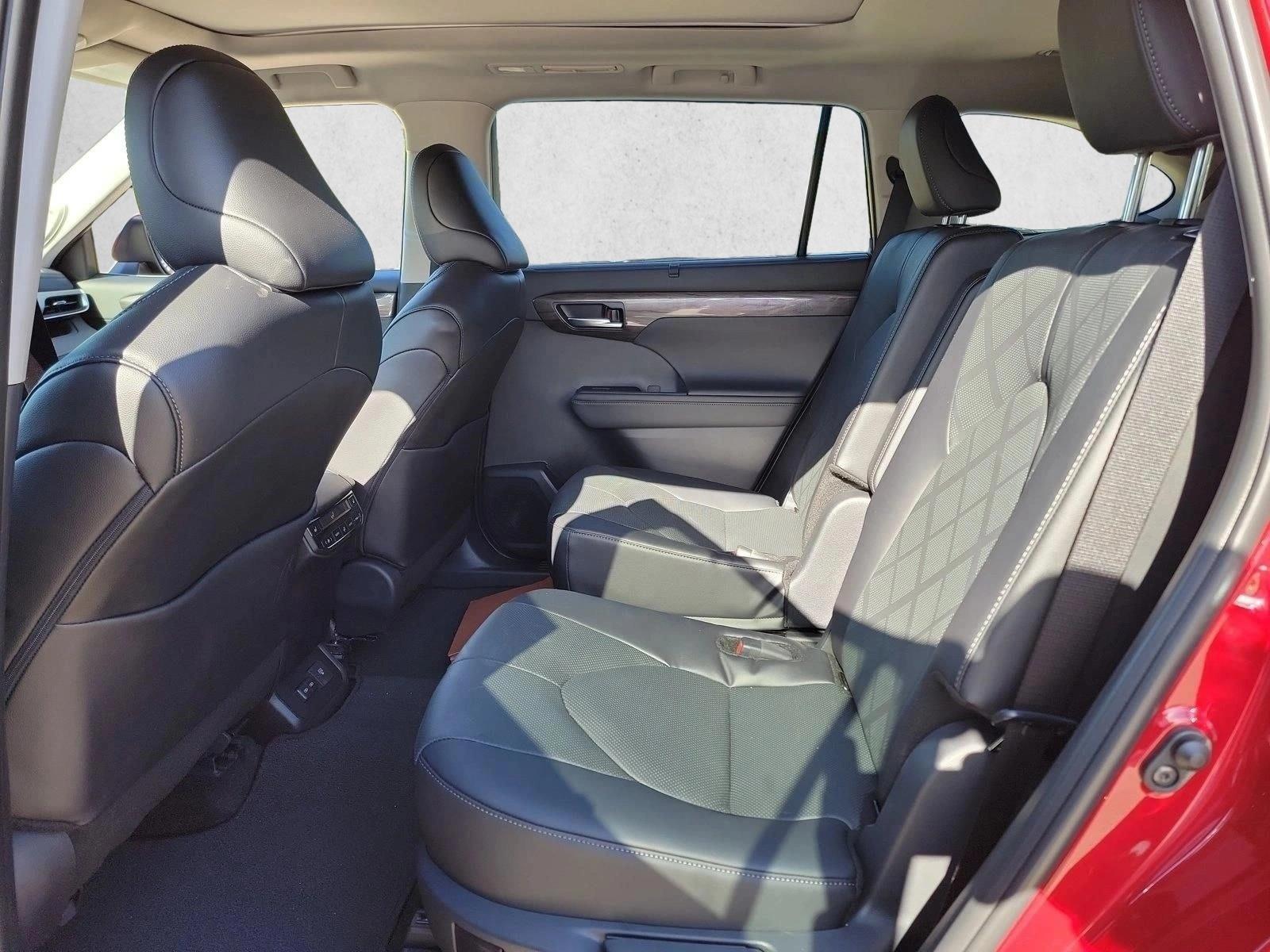 2026 Toyota Highlander Platinum - Photo 14