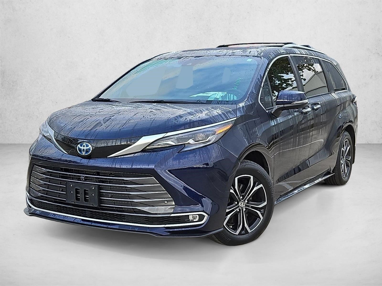 2025 Toyota Sienna Platinum's photo