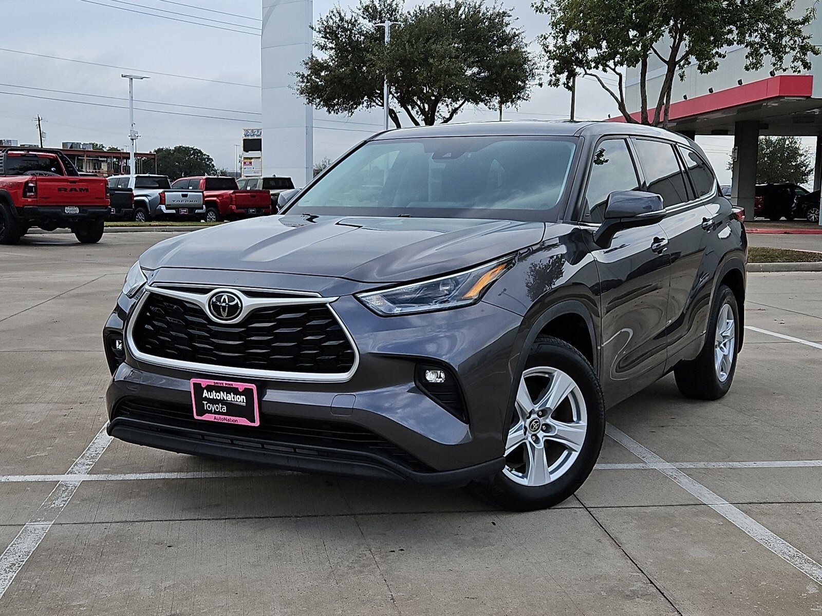 2021 Toyota Highlander LE's photo