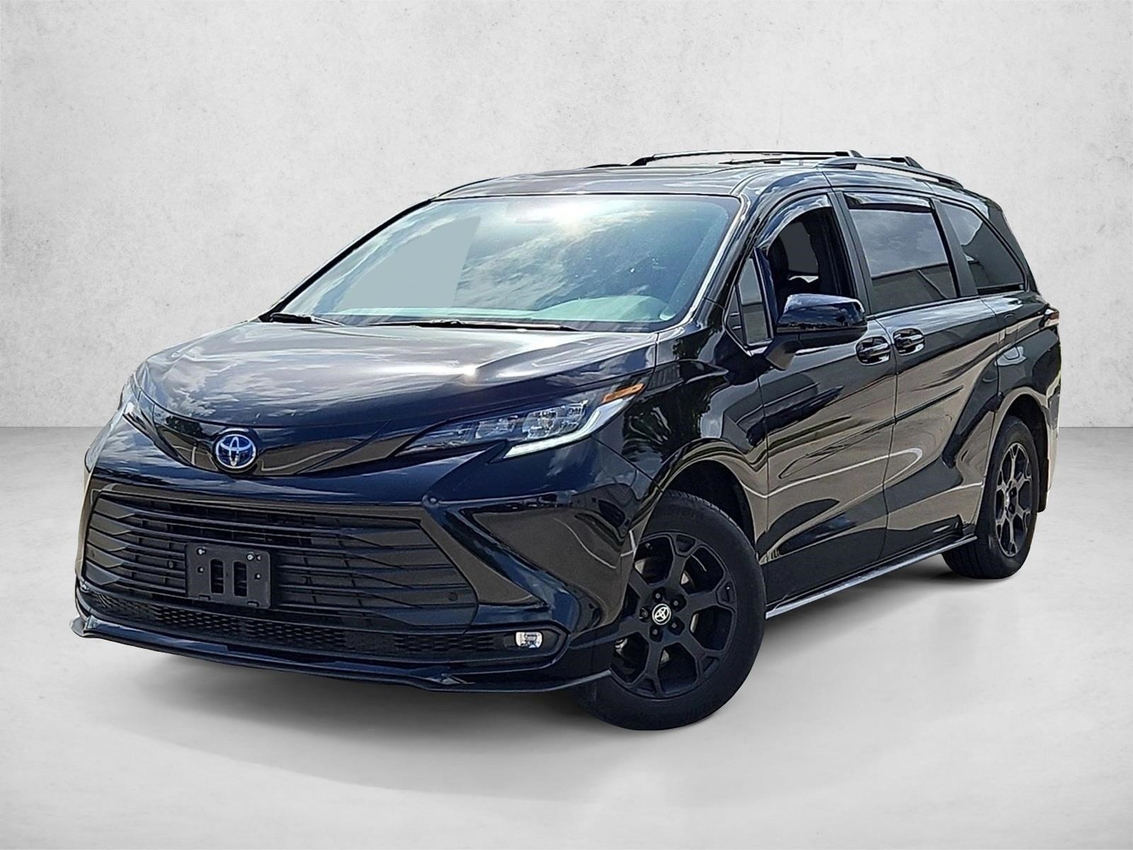 2025 Toyota Sienna Woodland Edition Hybrid AWD's photo