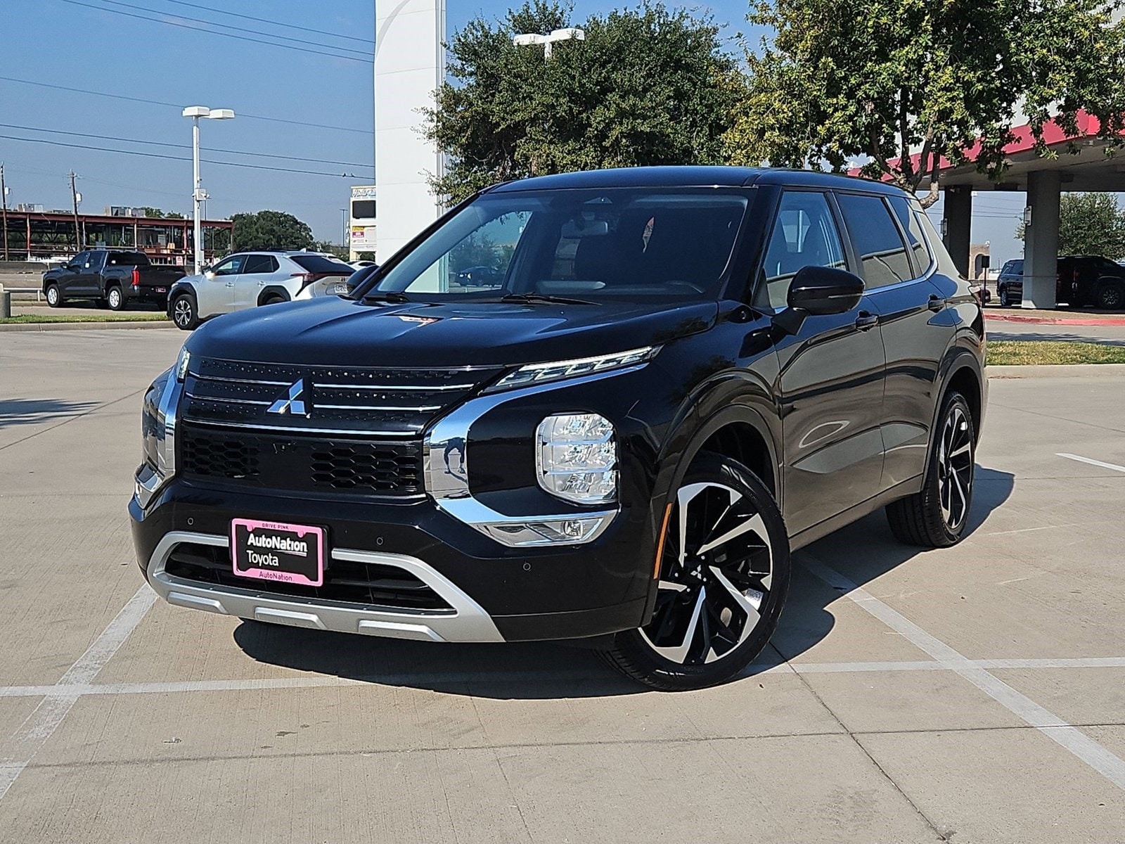 2024 Mitsubishi Outlander SE's photo