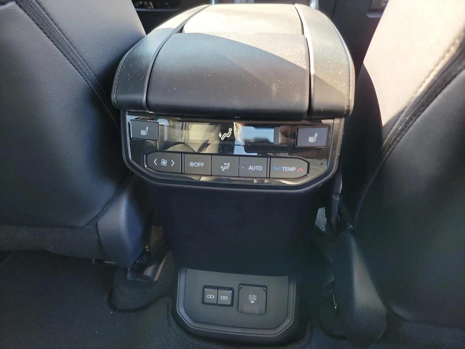 2026 Toyota Highlander Platinum - Photo 17