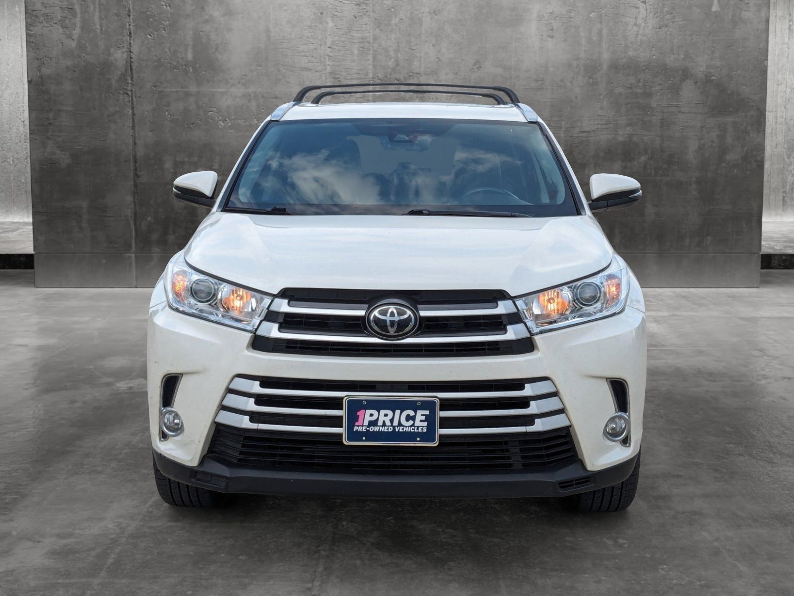 Used 2017 Toyota Highlander XLE with VIN 5TDKZRFH3HS522758 for sale in Houston, TX