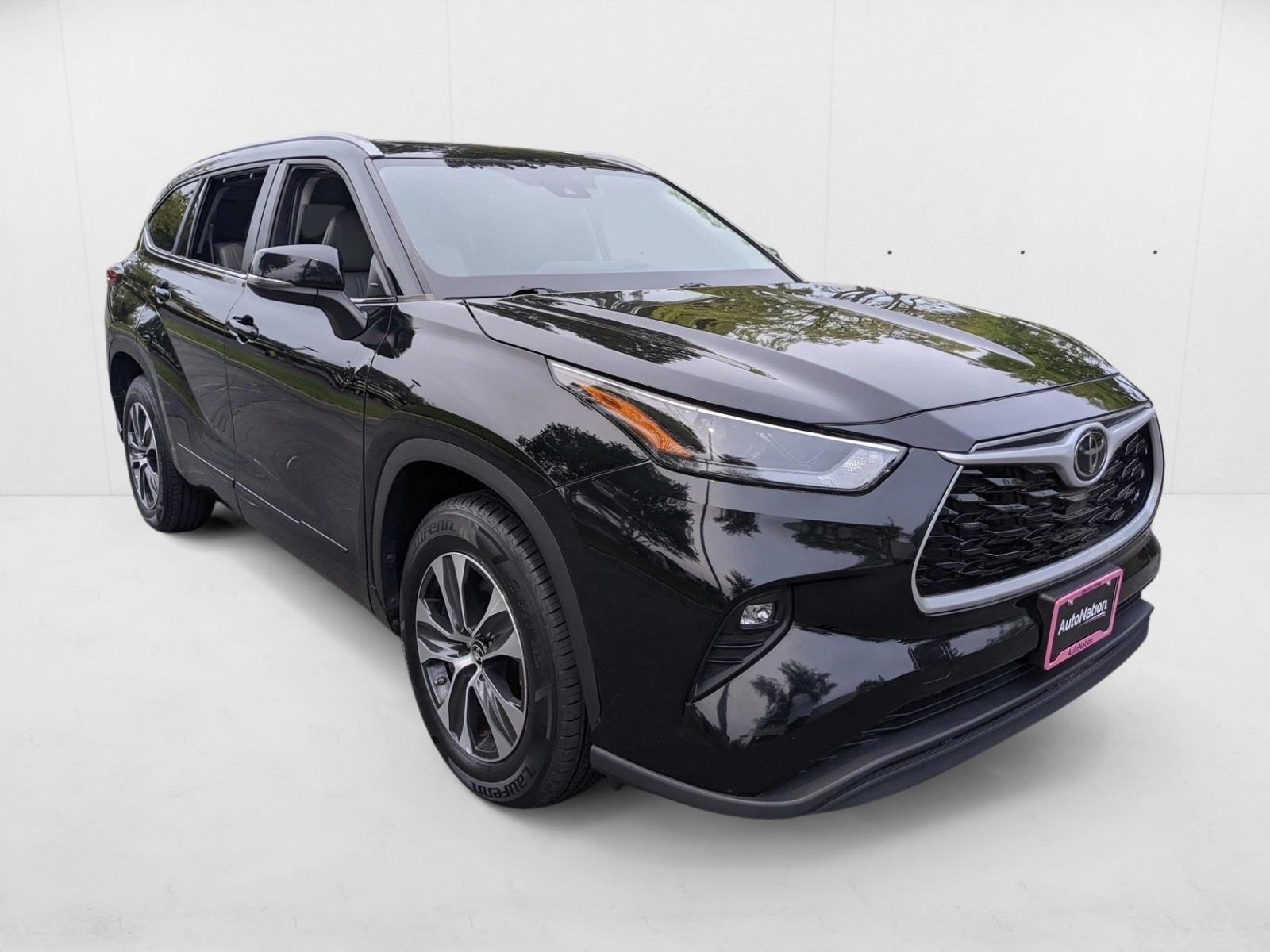 2023 Toyota Highlander XLE photo 3