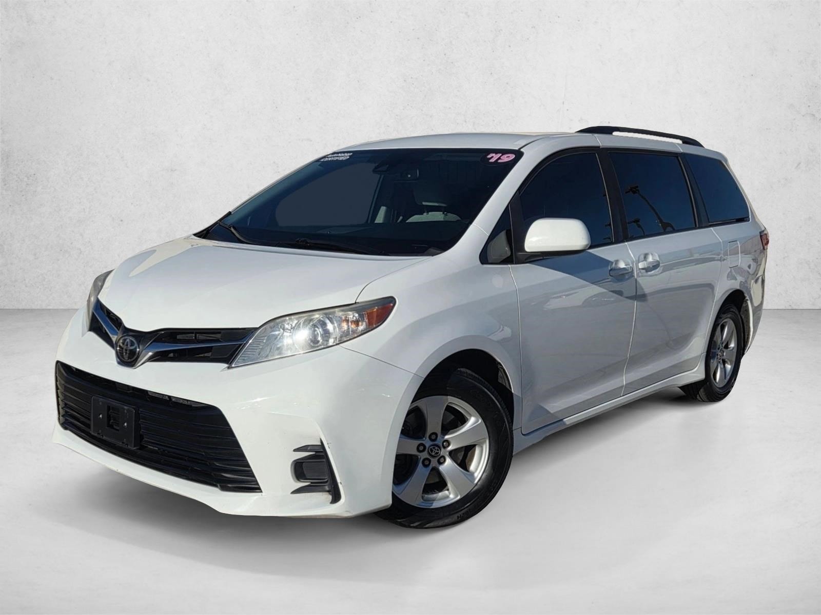 2019 Toyota Sienna LE's photo
