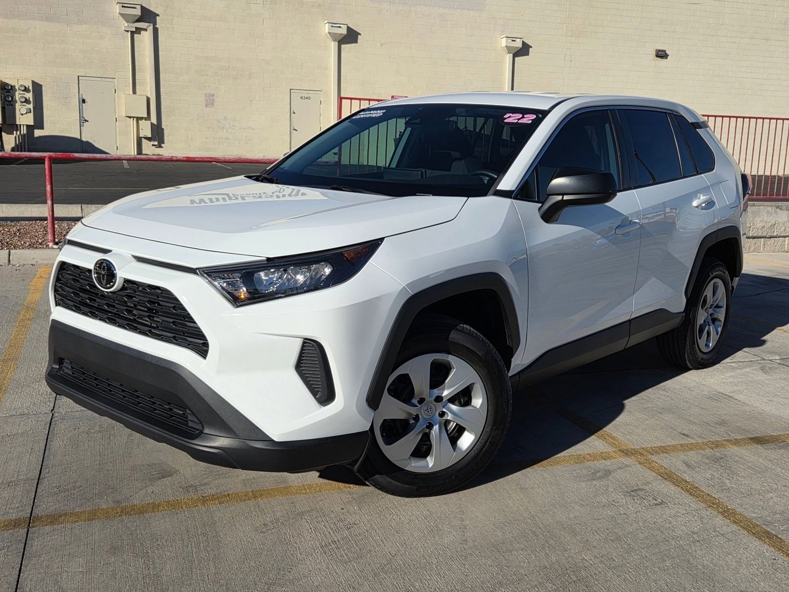 2022 Toyota RAV4 LE's photo