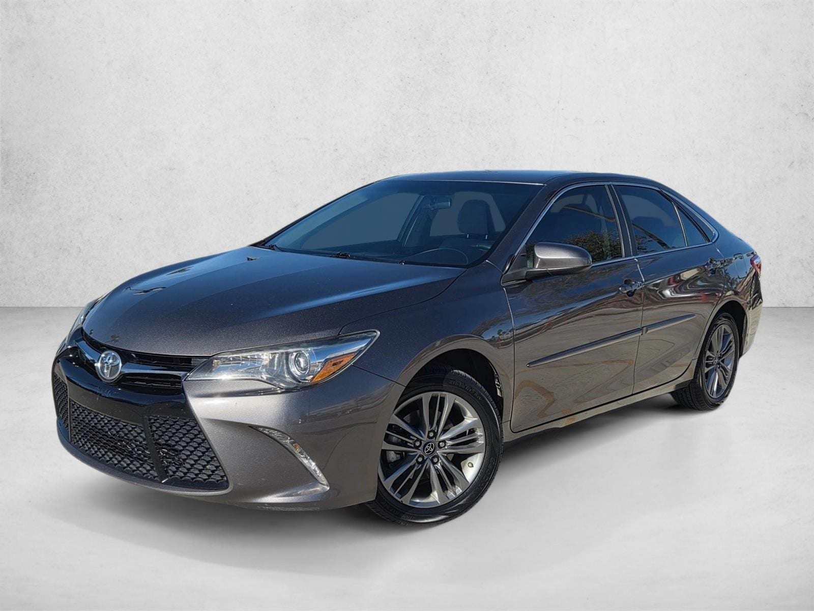 2017 Toyota Camry SE's photo