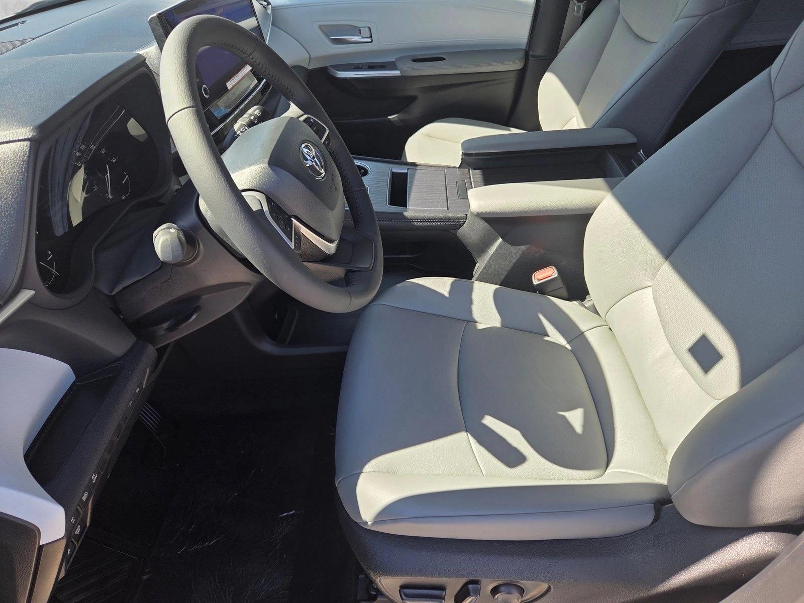2025 Toyota Sienna XLE photo 3