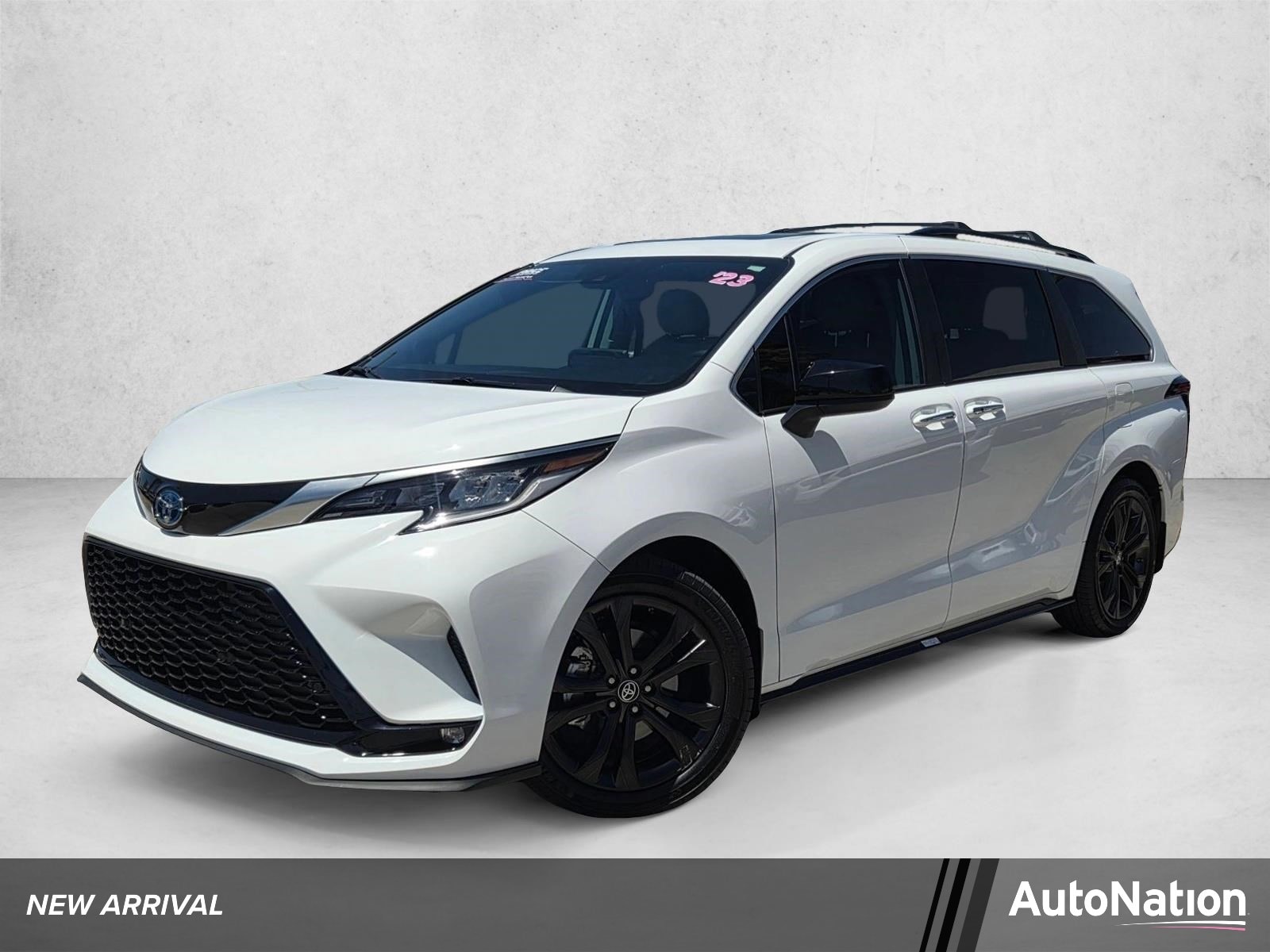 2023 Toyota Sienna XSE 7-Passenger Hybrid FWD's photo