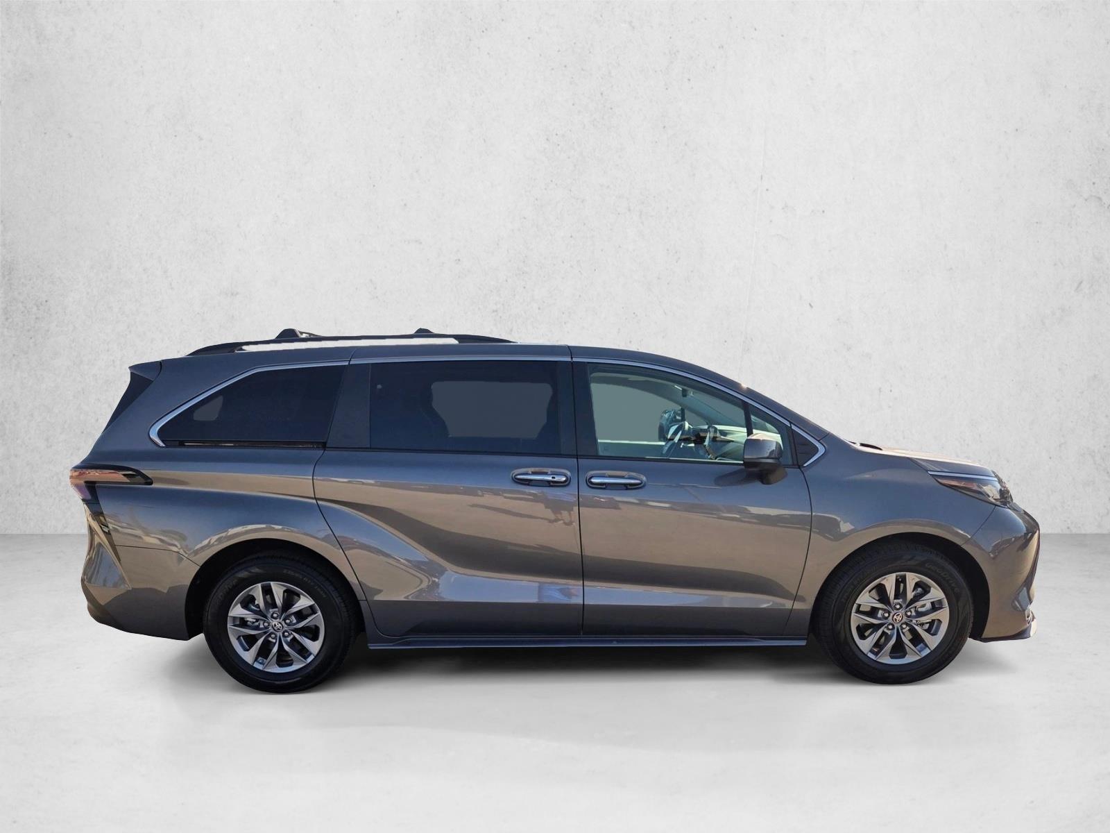 2023 Toyota Sienna XLE photo 4