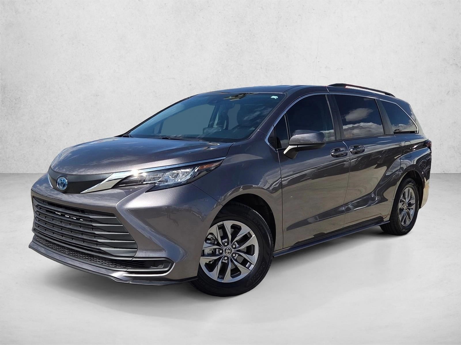 2022 Toyota Sienna LE 8-Passenger Hybrid FWD's photo