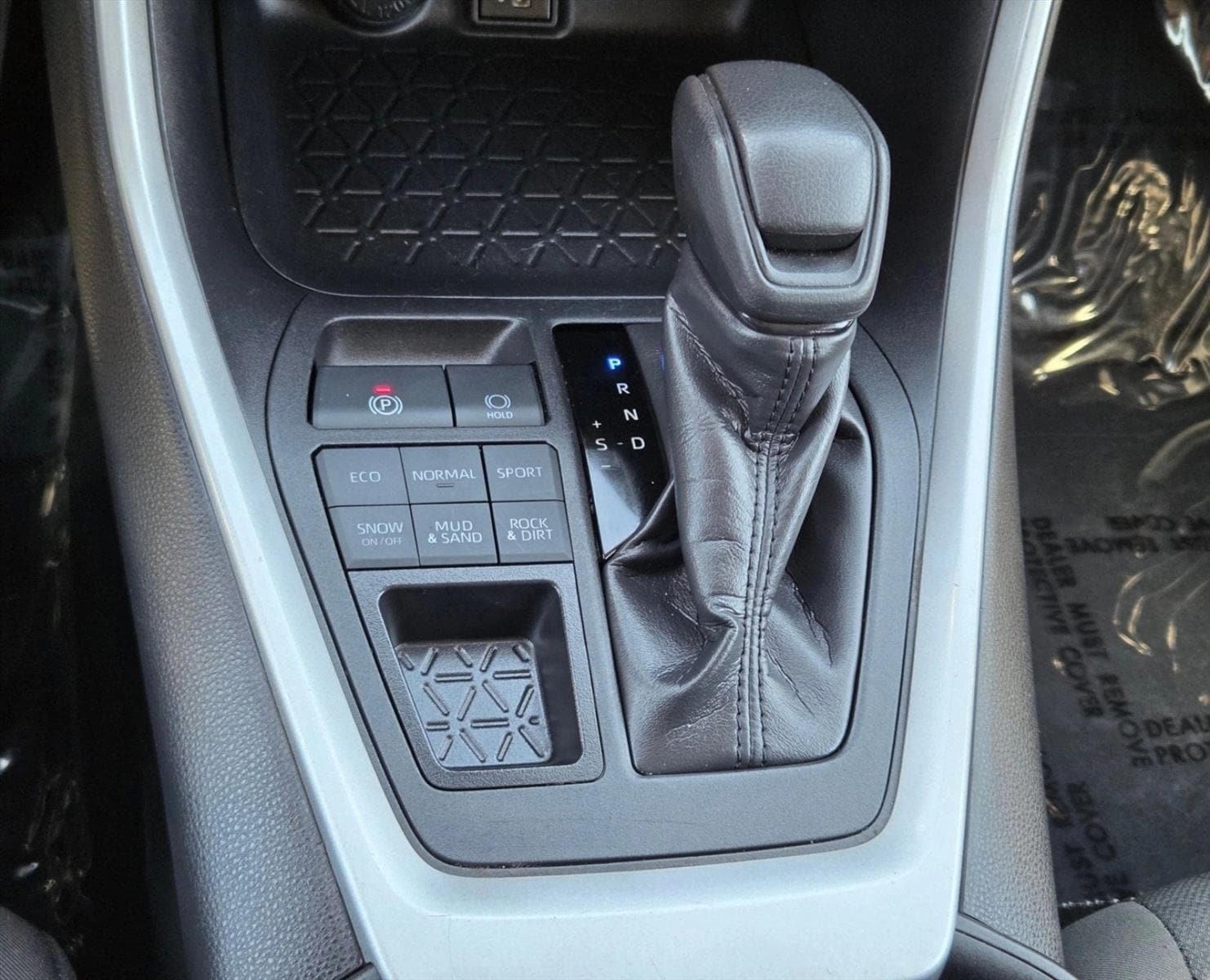 2024 Toyota RAV4 XLE - Photo 13