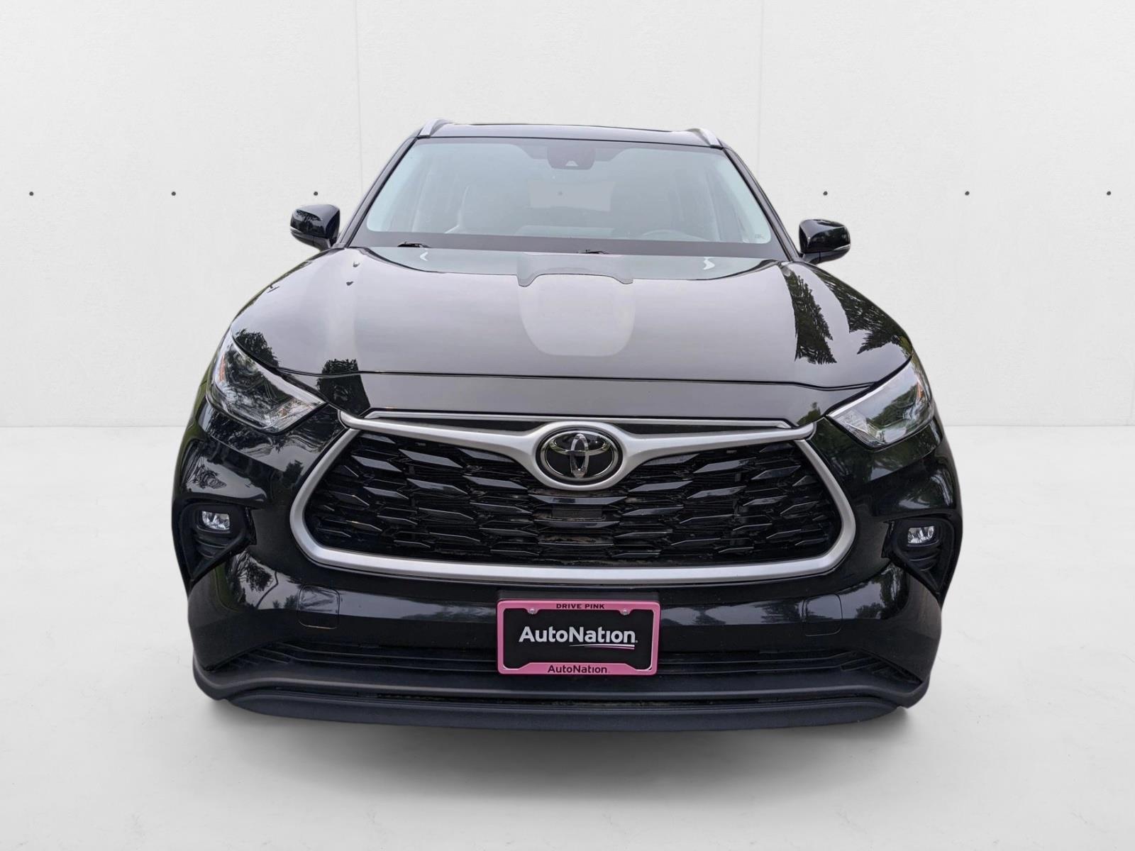 2023 Toyota Highlander XLE photo 2
