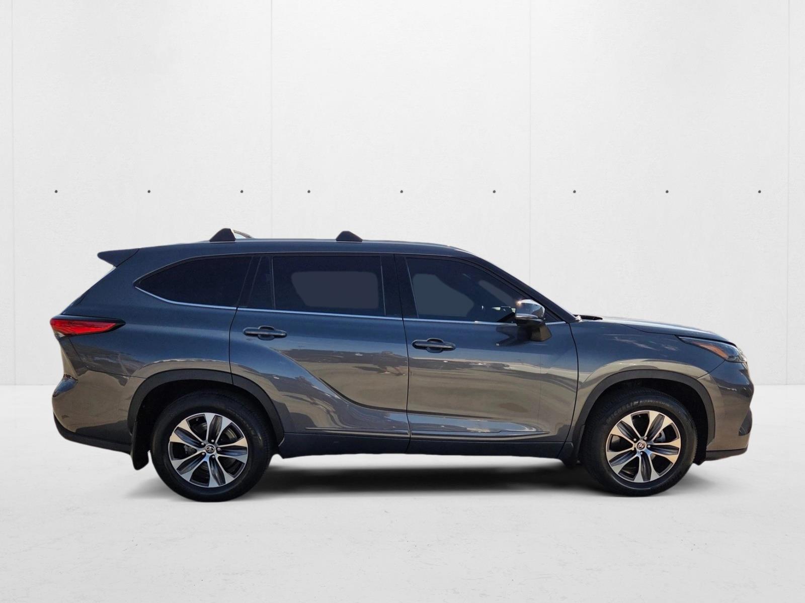 2022 Toyota Highlander XLE photo 2