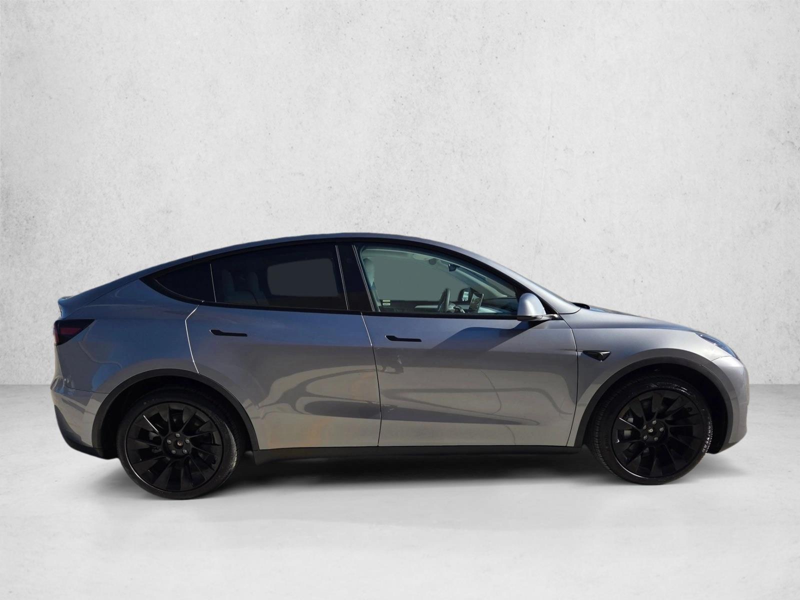 2025 Tesla Model Y Long Range photo 4