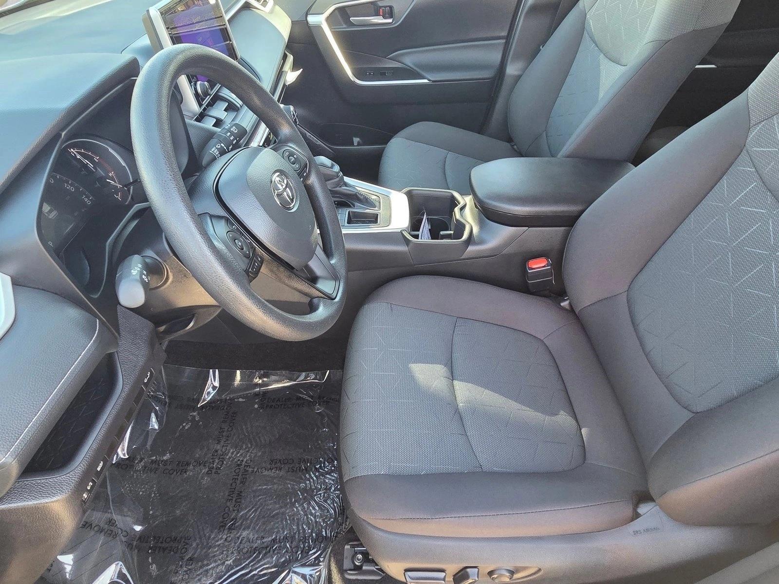 2025 Toyota RAV4 XLE photo 4