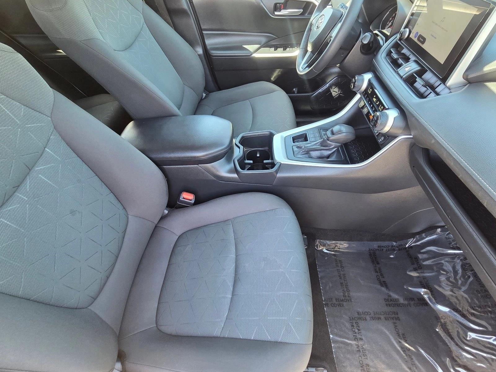 2024 Toyota RAV4 XLE - Photo 19