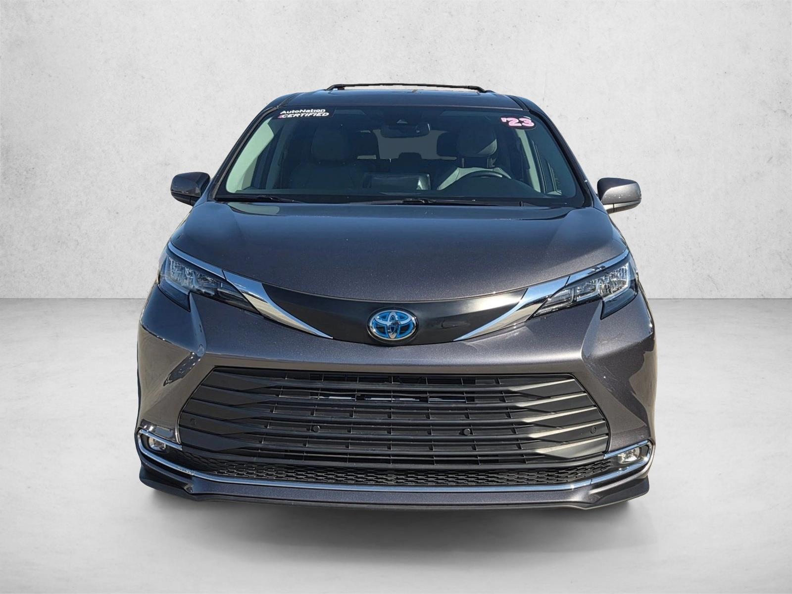 2023 Toyota Sienna XLE photo 2