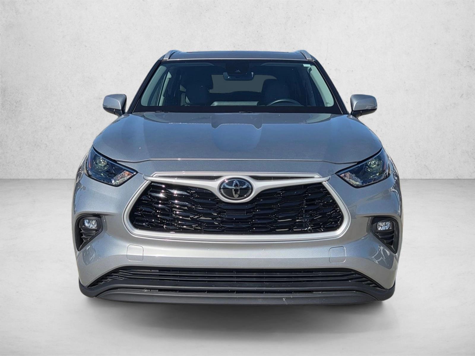 2024 Toyota Highlander XLE photo 2