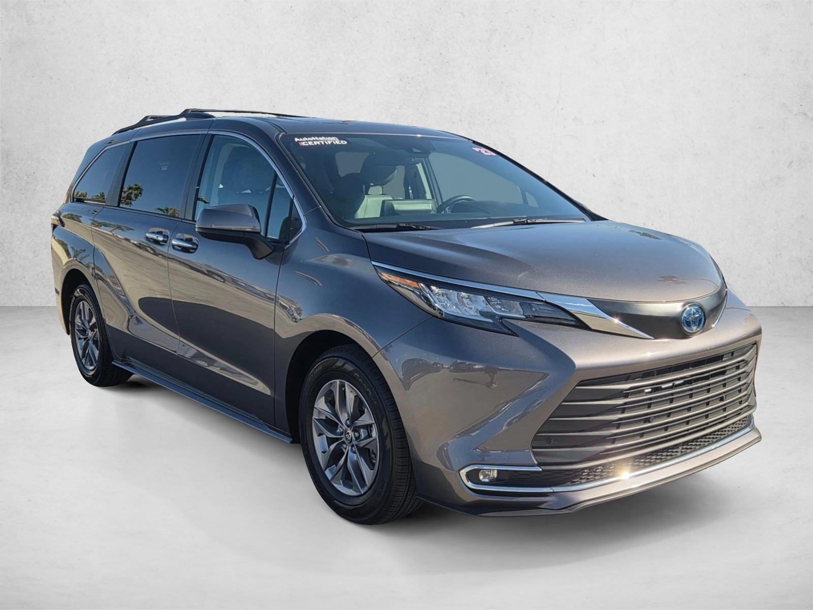 2023 Toyota Sienna XLE photo 3
