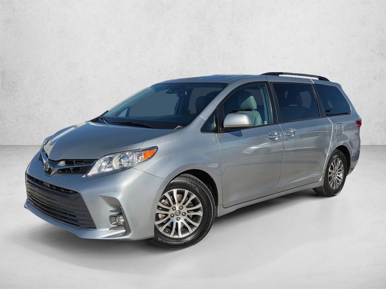 2020 Toyota Sienna XLE's photo