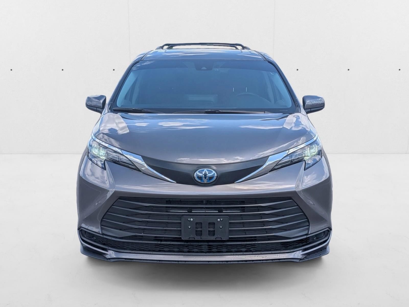 2024 Toyota Sienna LE photo 2